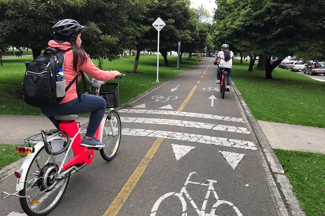 Electric bikes with local bites (flexible hours and small group) - Riding into the modern city: street art and restaurant context