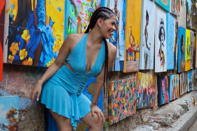 Flavors and portraits: gastronomic tour with professional photos - Stop 4: Getsemaní, street life, murals, and portrait chances