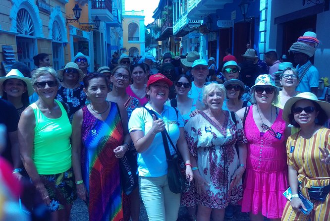Freetour Cartagena and Gethsemane, Caribbean Heritage and Tradition - Plaza de la Aduana, commerce at the center of power