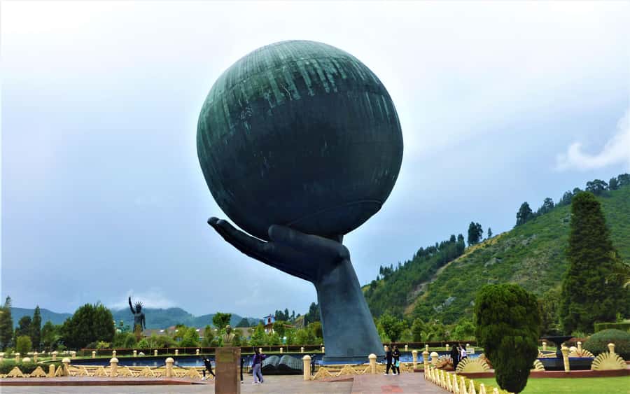 From Bogotá: Jaime Duque Park and Salt Cathedral with Lunch - The drive to lunch and why Zipaquirá is the right base for a break