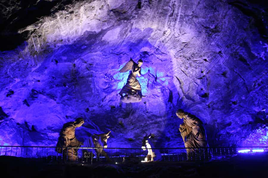 From Bogotá: Jaime Duque Park and Salt Cathedral with Lunch - Lunch with a local rhythm: meat over fire or vegetarian comfort