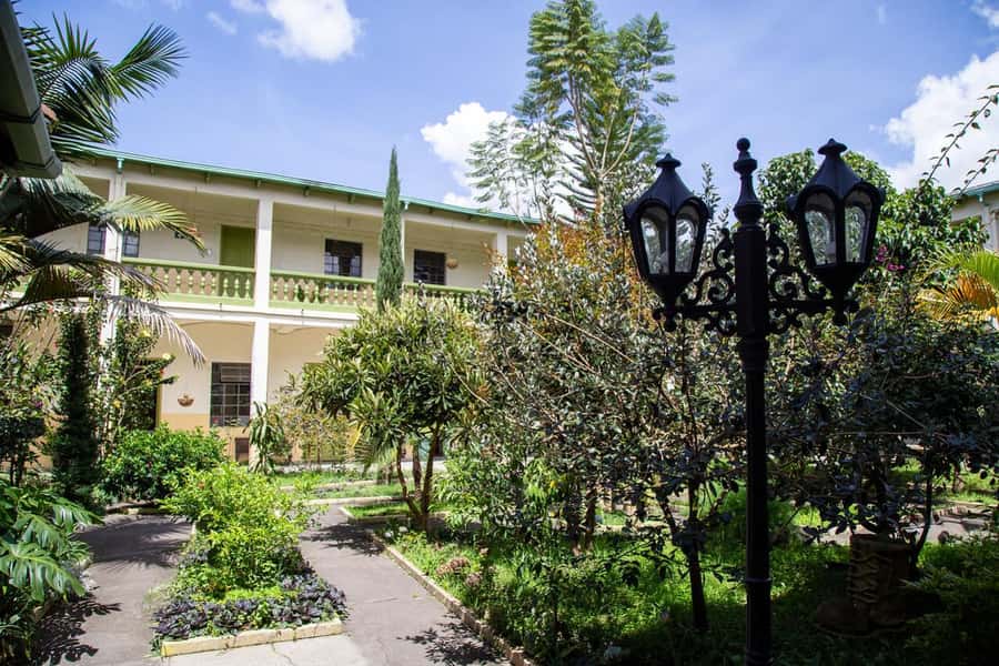 From Medellín: Full-Day Colonial Towns of Antioquia - El Retiro: plazas and woodworking photo stops with breathing room