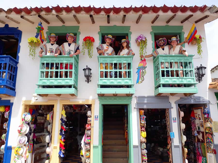 From Medellin: Guatapé Day Trip with El Peñol Rock and Lunch - Getting to Guatapé: the Los Patios pickup and the 9-hour rhythm