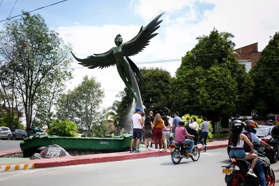From Medellin: Guatape El Peñol with boat + gastronomic tour - La Piedra del Peñol: a guided look, then your choice about the climb
