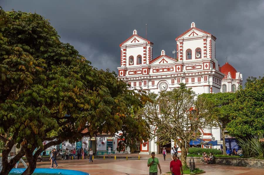 From Medellín: Guatape Private Tour, El Peñol, Boat Ride - La Réplica del Peñol: a smart warm-up before El Peñón