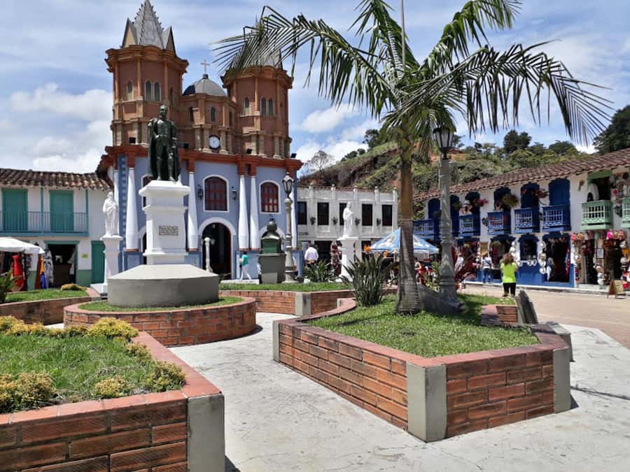 From Medellin: Private Guatape Car Tour with Coffee Tour - Lunch, free time, and shopping in the most useful way