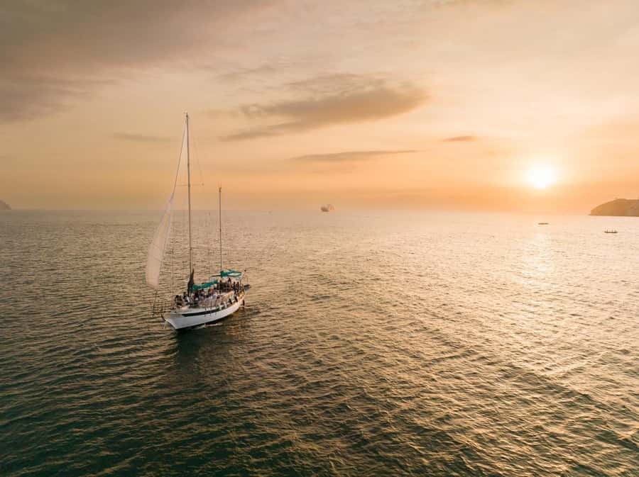 From Santa Marta: Sunset Sailboat Tour with 2 Beverages - Getting Onboard at Marina Internacional de Santa Marta, Charter Dock