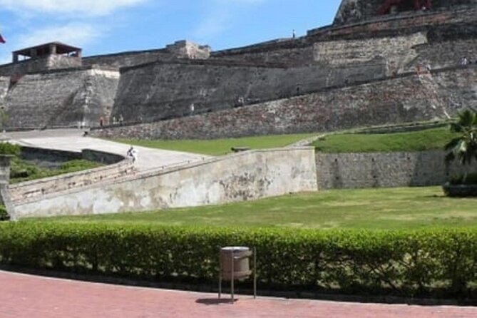 Full BILINGUAL CITYTOUR, Castle Entrance and Monuments - Old Shoes Monument and Luis Carlos López, right by San Felipe