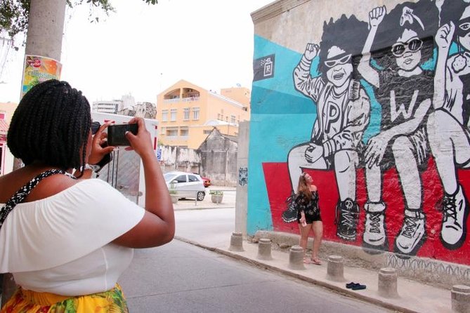 Graffiti Tour in Getsemani Cartagena - The classic Colombian snack, and why that pause matters