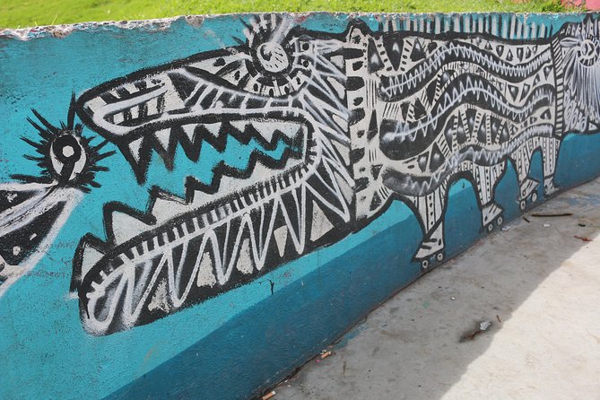 Graffiti Tour in La Candelaria Bogotá - Tea, umbrellas, and other practical touches that make the walk easier