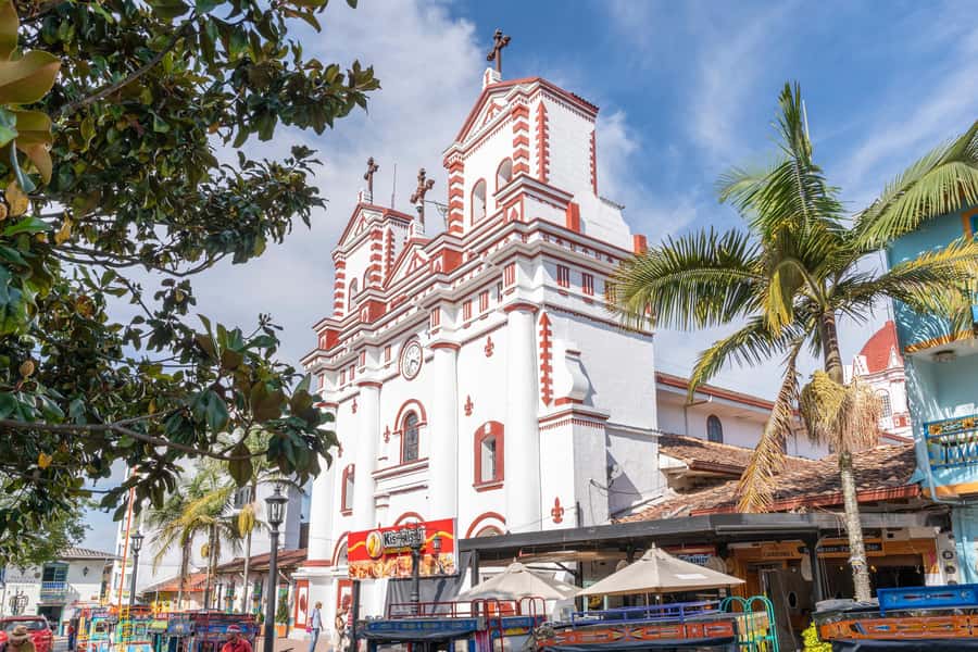 Guatapé Tour by Chiva + Visit to Pablo Escobar's Hacienda - Guatapé Town Time: Colorful Streets, Umbrella Photos, and Food Tasting