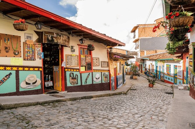 Guatape Tour from Medellin (Shared and Private Tour) - A Day That Builds From Countryside to Postcard Guatapé
