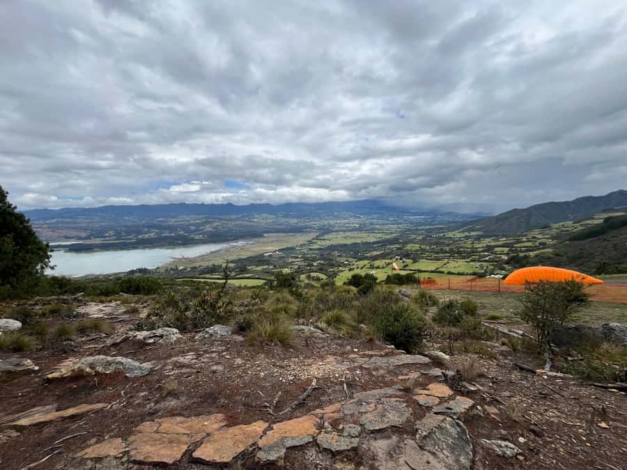 Guatavita: Tour to Guatavita Lagoon, the Village and Casa Loca - Practical tips: shoes, layers, water, and photo timing