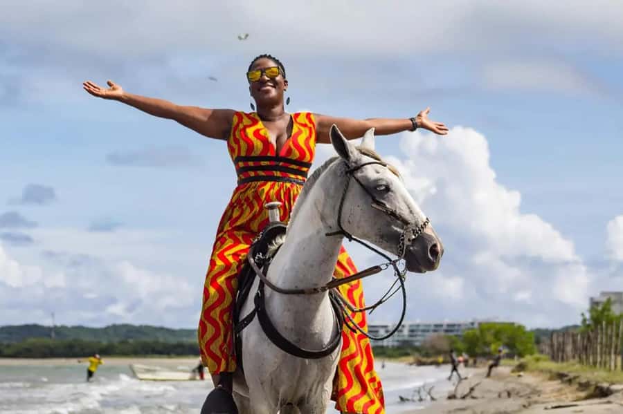 HORSE TOUR IN CARTAGENA BEACH - Getting picked up, and why the transport matters more than you think