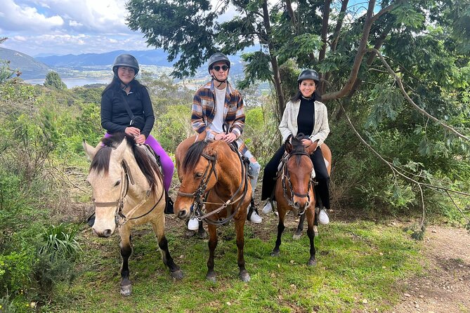 Horseback riding in the Eastern Hill - Stop 1 at Avenida Chile: meeting, transfer, and quick momentum