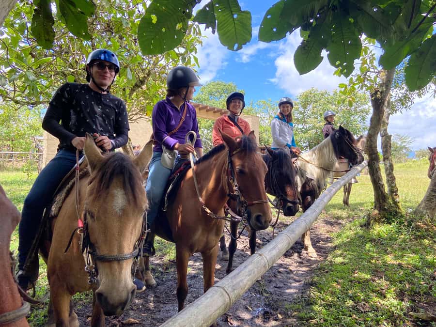 Horseback Riding Tour and visit to Tablón, Chaquira, Pelota - La Pelota - Estatuas a Color: Why This Stop Deserves the Time