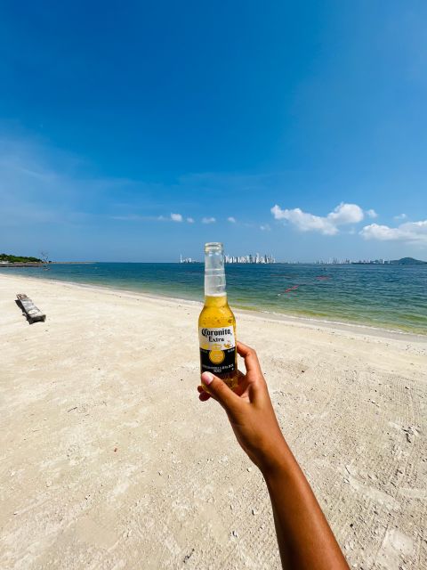 Isla Tierra Bomba beach club: Day Pass with typical food - Facilities and extras: towel included, plus beach shades and bar access