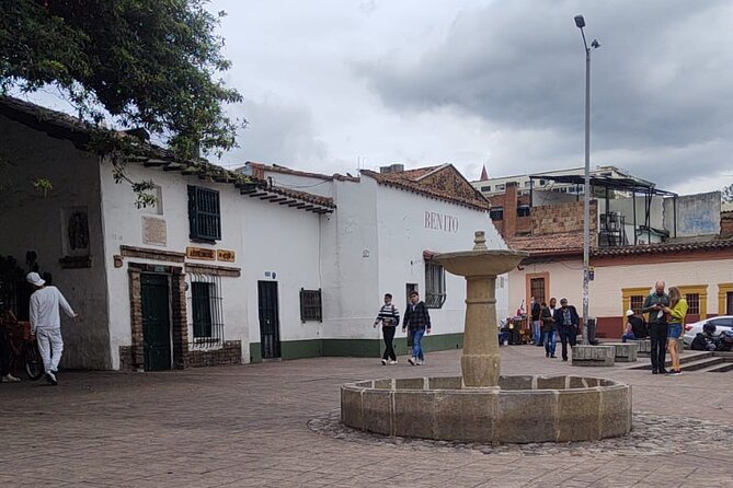 La Candelaria with Monserrate in Bogota 5H - Plaza de Mercado La Concordia: Taste, Pick, and Talk to the Market