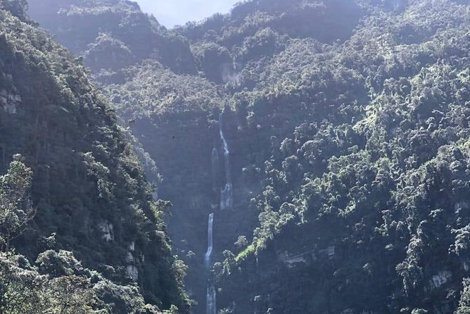 La Chorrera and Chiflon Waterfalls Private Hike Tour - El Chiflón at the park entrance: the warm-up with real character