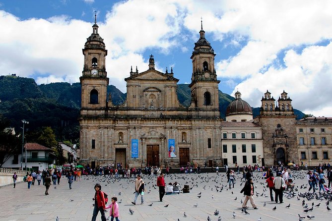 Layover Bogotá Private Tour + Transfer in & Out (4 Hrs.) - La Candelaria stop: old Bogotá, colorful streets, and fast context