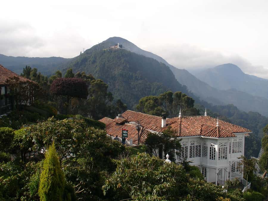 Layover City Tour or Conexion in Bogota - La Candelaria walk: Simon Bolivar Square and the official heart