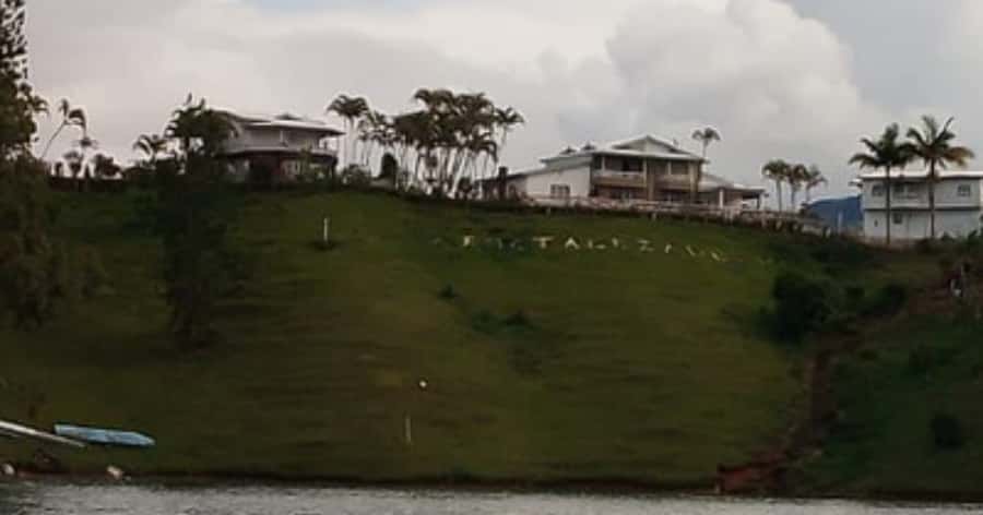 Luxury boat ride - Guatapé - Guatapé dam stories and the 14 historical places you will hear about