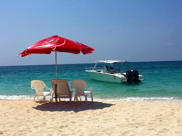 Luxury Private Boat Island Hopping to the Rosario Islands, Baru - Stop 1: swim time on a classic Rosario island