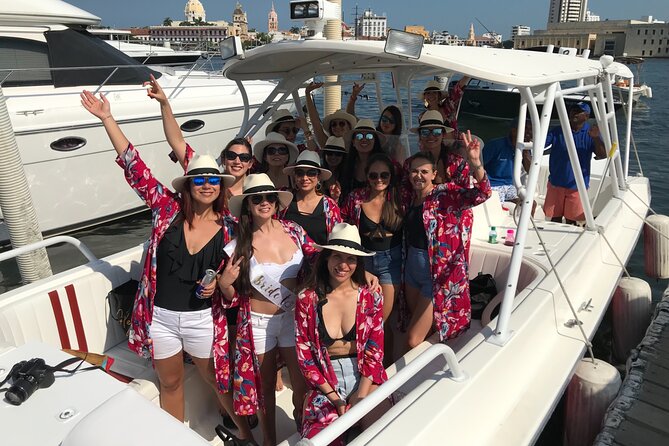 Luxury Private Boat Island Hopping to the Rosario Islands, Baru - Stop 2: Cholon cove and the lively, boat-filled vibe