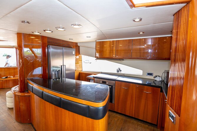 Marlet Sunseeker 82' yacht rental, the largest in Cartagena - The “luxury time” details: jacuzzi, sun spots, and where to hang