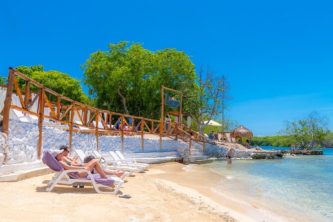 Maximize Your Day: The 5 Essential Stops in the Rosario Islands - Islas de Rosario: white sand, clear water, and easy snorkeling time