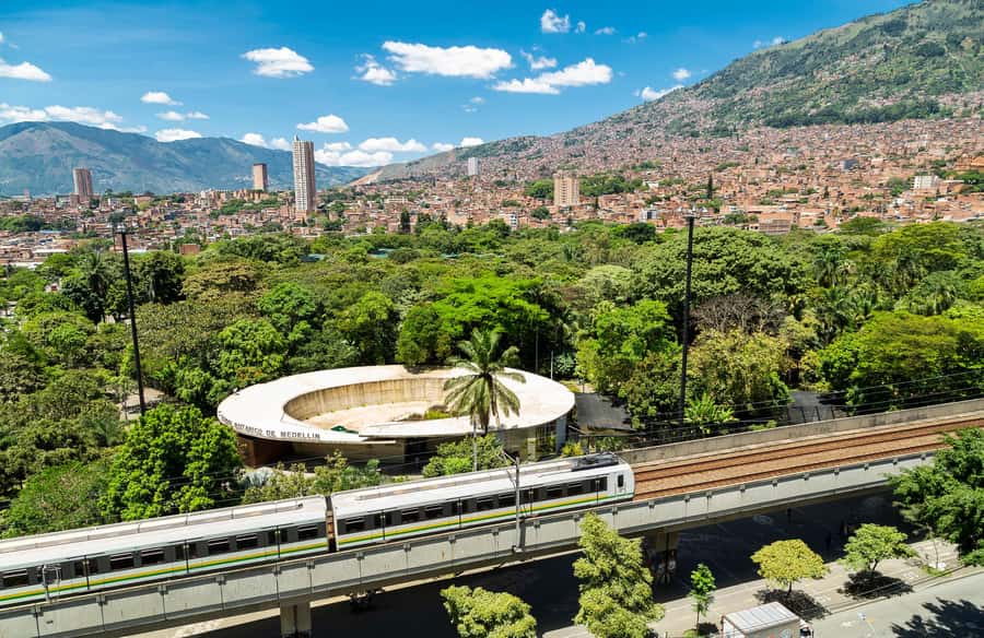 Medellín: Botanical Garden and Arvi Park City Tour - Metrocable: the easiest way to see Medellín from the heights