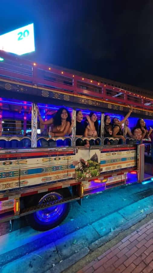 MEDELLIN: CITY TOUR CITY NIGHT TOUR + OPEN BAR - Poblado Stops: Parque Lleras and Parque del Poblado