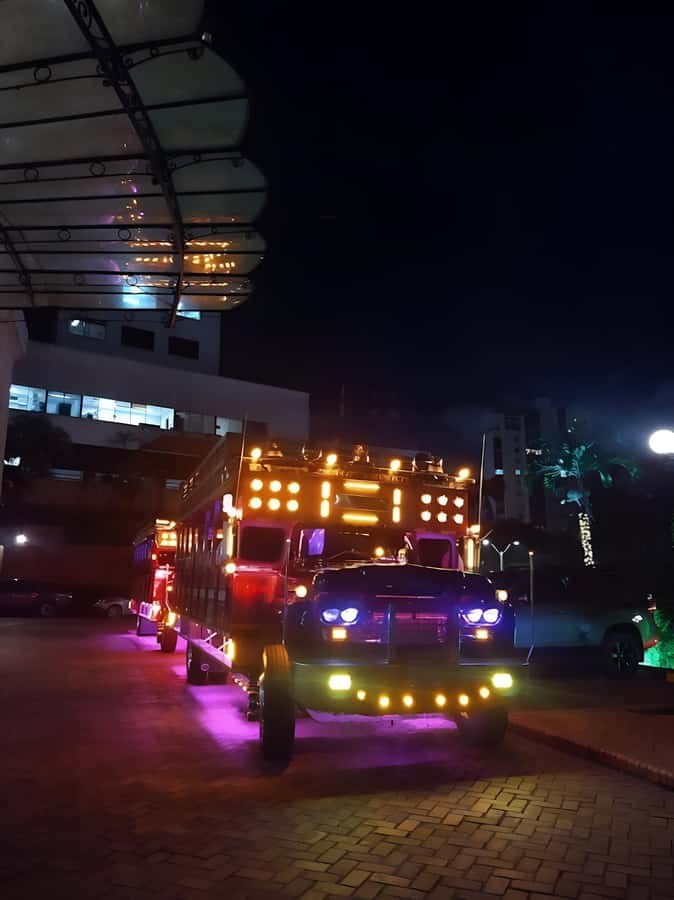 MEDELLIN: CITY TOUR CITY NIGHT TOUR + OPEN BAR - Golden Mile and Provenza: Where the Night Gets Stylish