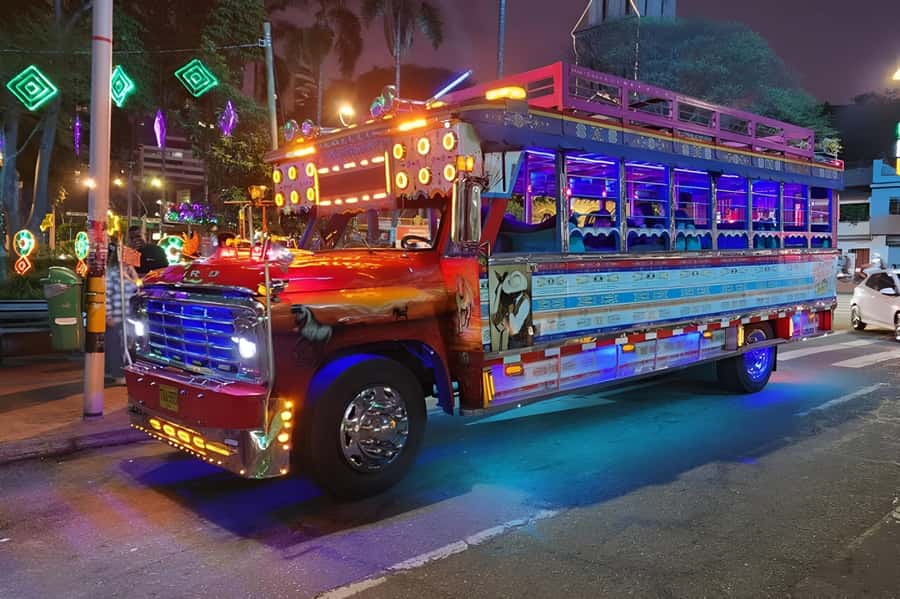 MEDELLIN: CITY TOUR CITY NIGHT TOUR + OPEN BAR - Barefoot Park to Parque del Río: Your Night Tour Warm-Up