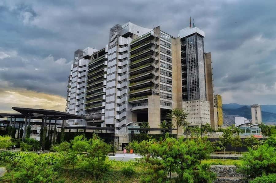 MEDELLIN: CITY TOUR MEDELLIN + GRAFFITOUR COMUNA 13 - Barefoot Park and Parques del Río: where the tour slows down