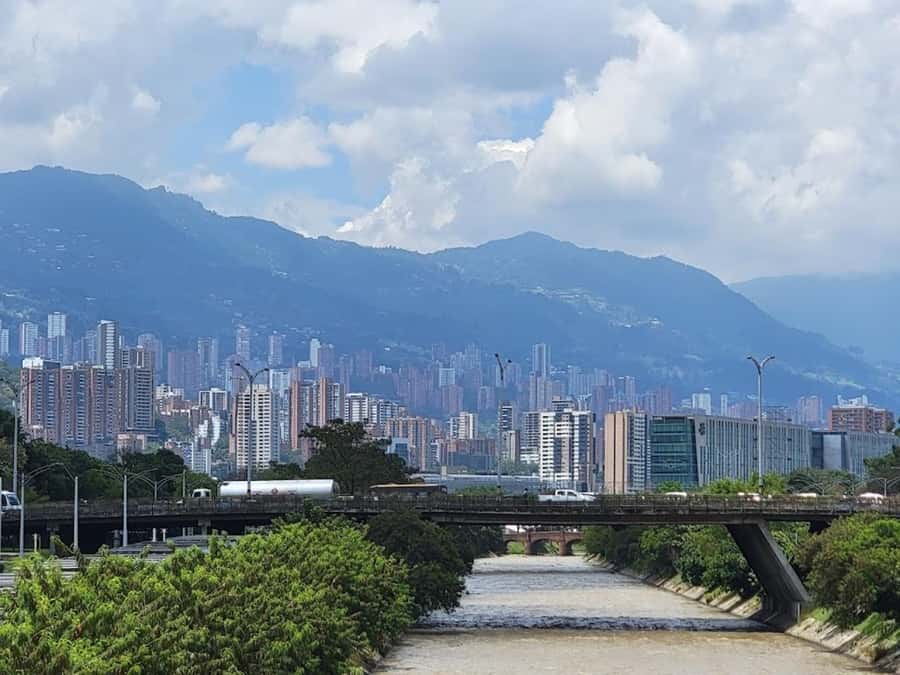 MEDELLIN: CITY TOUR MEDELLIN + GRAFFITOUR COMUNA 13 - Logistics and comfort: Spanish guide, walking time, and what to wear