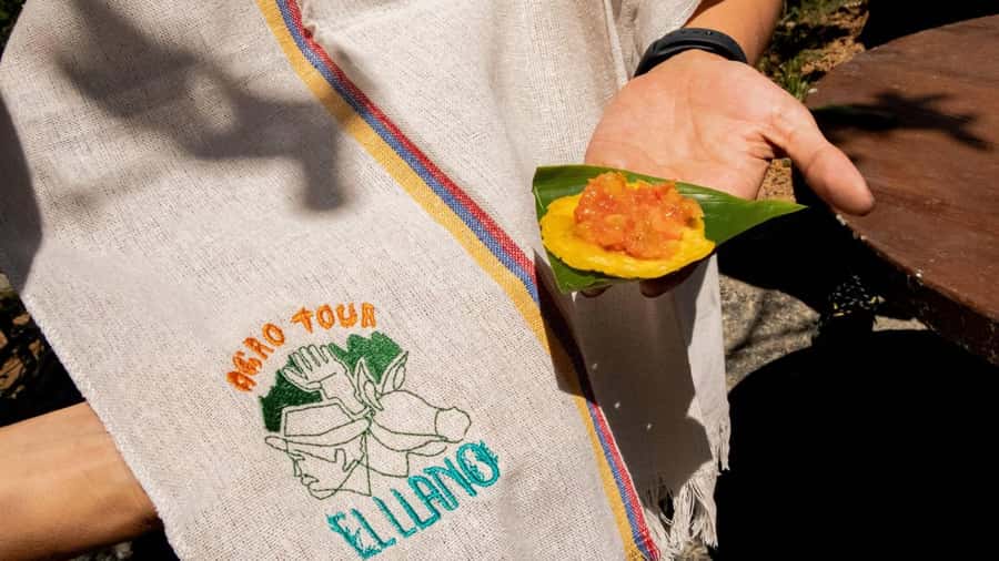 Medellin: Coffee and fruit tour - The poncho gift: practical souvenir energy