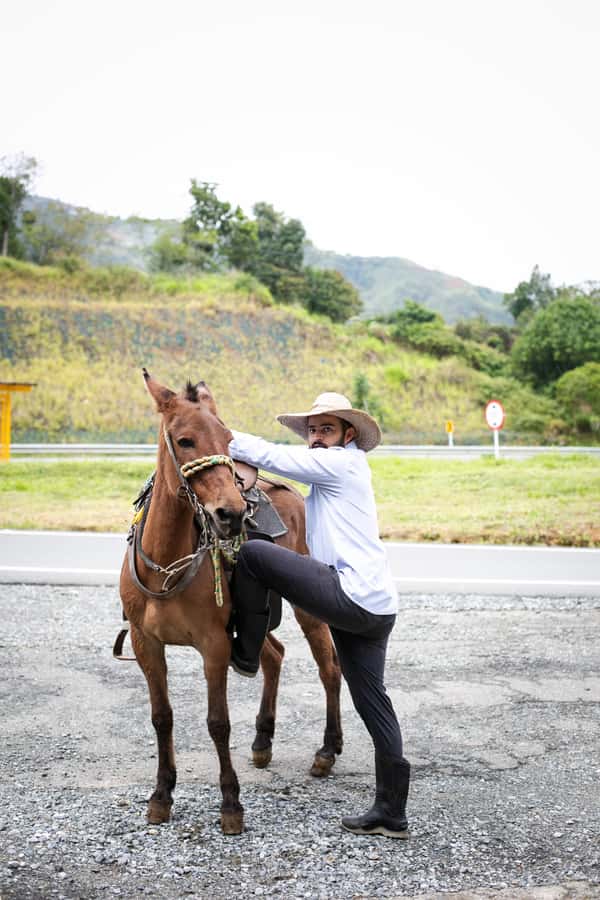 Medellin: Coffee Tour, Horseback Arrival, and Sugar Cane - Lunch on plantain or banana leaves: the pause with a view
