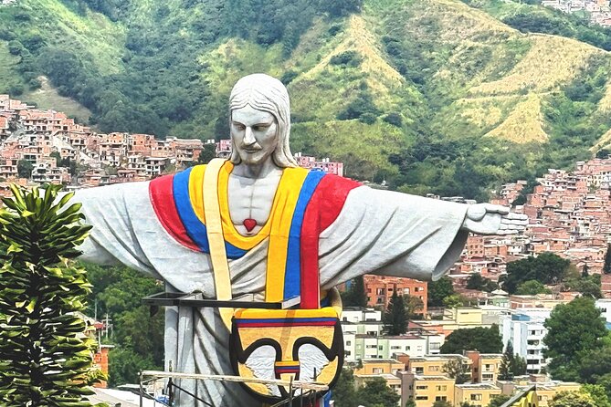 Medellin communal tour 13 with snacks and your own graffity - Electric Stairs and Street Shows: The Escaleras Electricas Moment