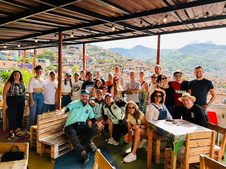 Medellín: Comuna 13 and Graffiti Guided Tour with a Local - Why Comuna 13 feels real only with a local guide