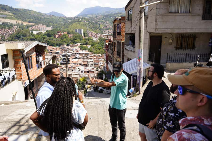 Medellín: Comuna 13 and Graffiti Guided Tour with a Local - Photo stops and mural time: what you should actually look for
