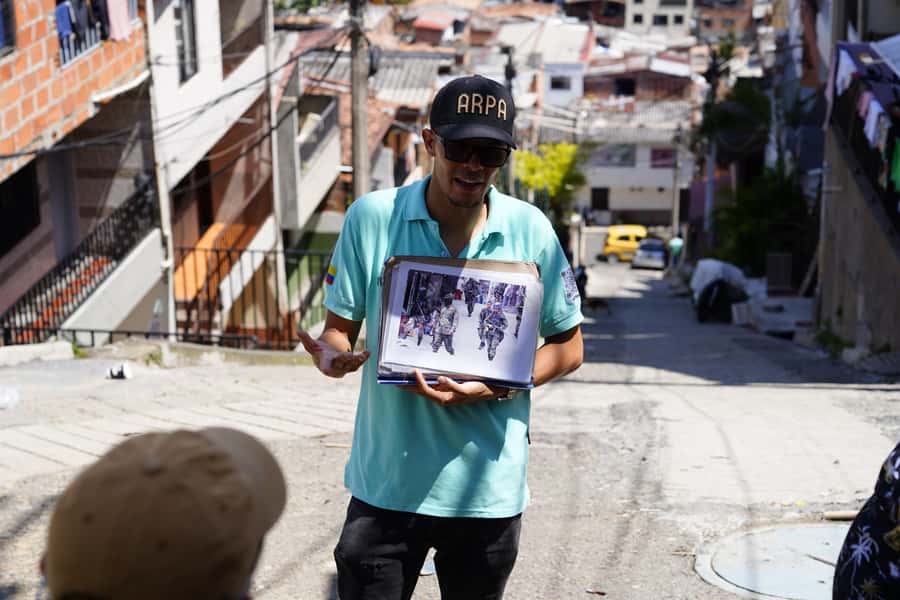 Medellín: Comuna 13 and Graffiti Guided Tour with a Local - Scenic views on the way: why the route matters here