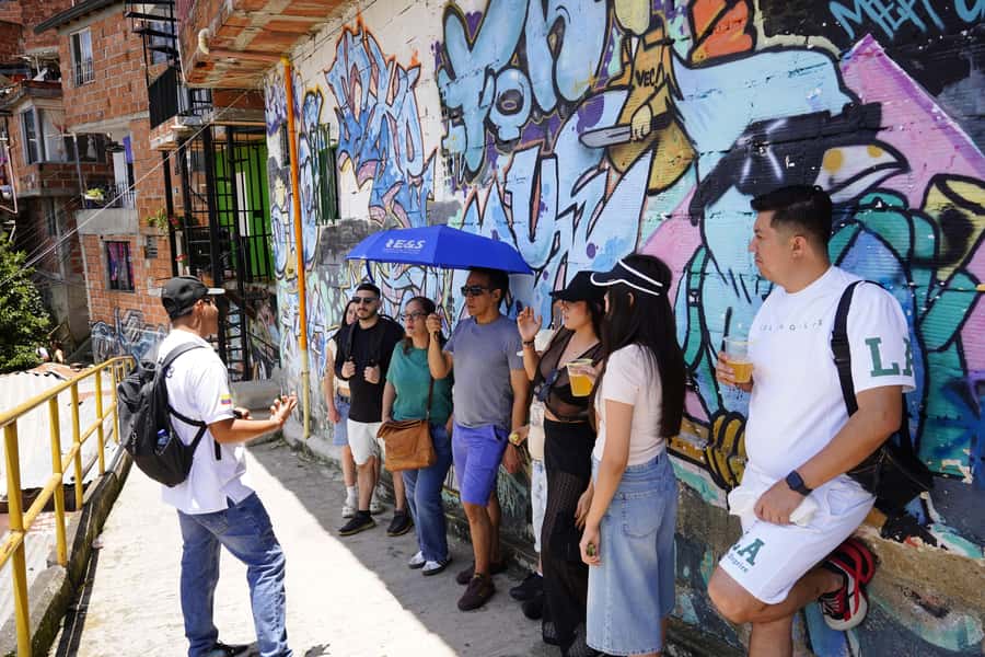 Medellín: Comuna 13 and Graffiti Guided Tour with a Local - The street dance show: the energy that ties everything together