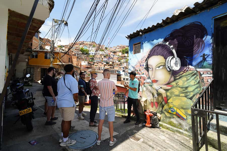 Medellín: Comuna 13 and Graffiti Guided Tour with a Local - The bar with a view, ice cream, and the small included extras
