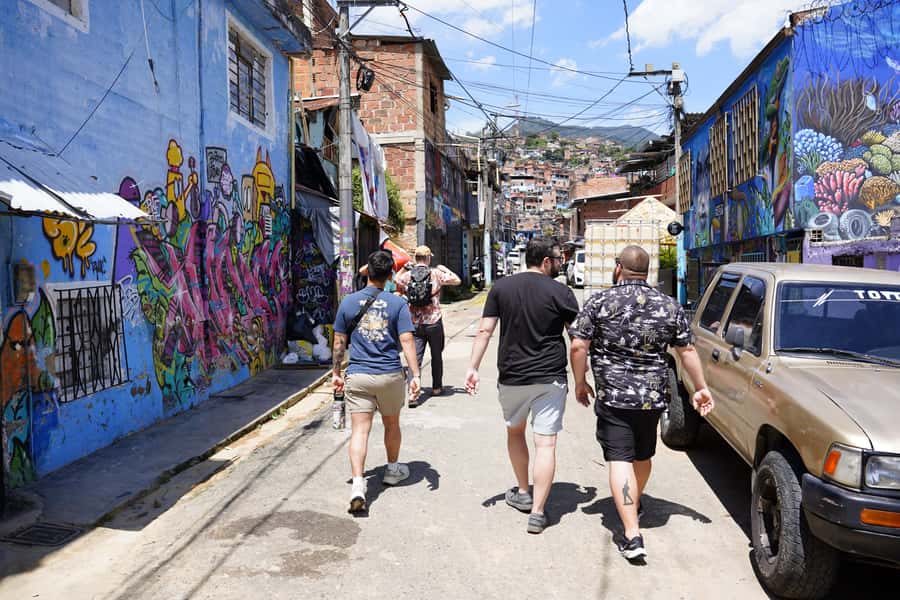 Medellín: Comuna 13 and Graffiti Guided Tour with a Local - Price and value: what $16 really covers in 3 hours