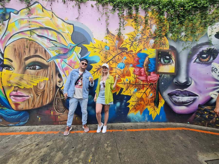 Medellín: Comuna 13 District Tour with Cable Car Ride - Safety and comfort: why a good guide changes everything
