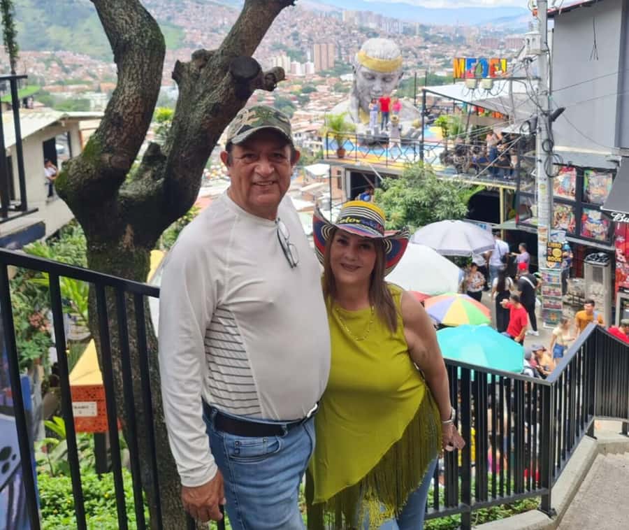 Medellín: Comuna 13 District Tour with Cable Car Ride - Electric outdoor escalators and an observation deck