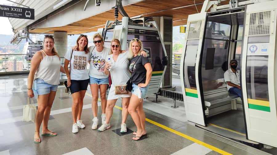 Medellin: Comuna 13 Graffiti Tour, Cable Car & Street Food - Breakdancing and street shows: plan around the weather