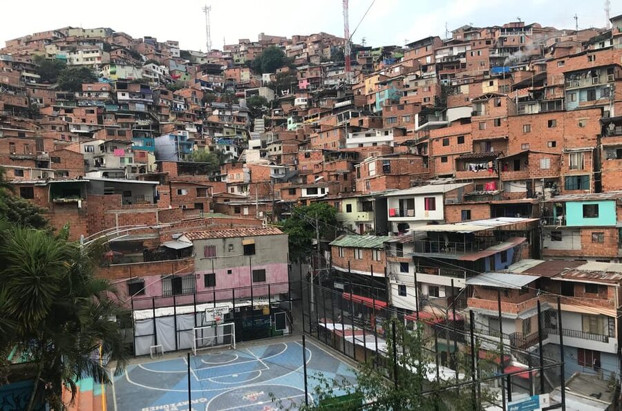 Medellín: Comuna 13 (Graffitour) Discover the Transformation - Urban art galleries, neon room, and making graffiti with spray