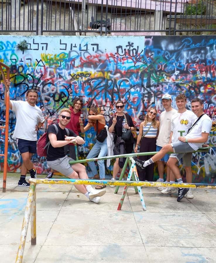 Medellín: Comuna 13 (Graffitour) Discover the Transformation - Linea 4 photo stop, dance show, and a quick jolt of street energy